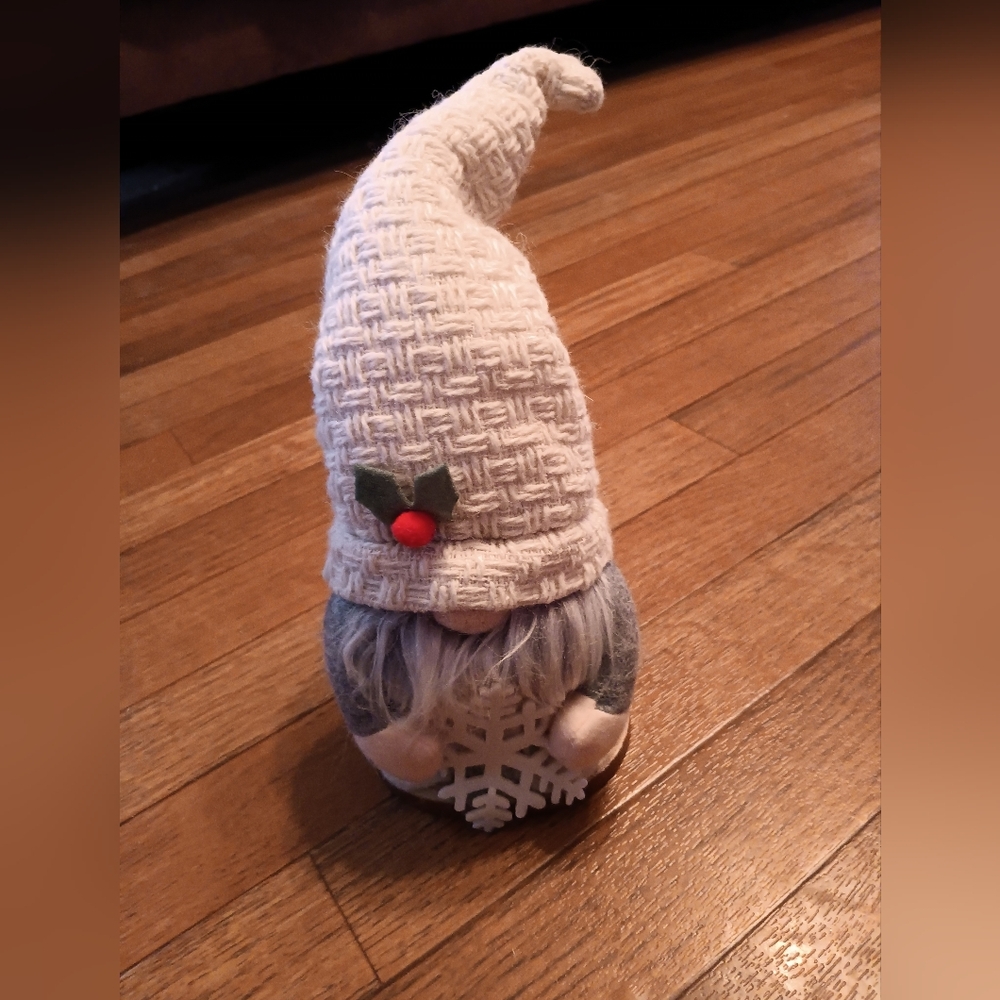 NWT CHRISTMAS 2021 Knitted Gnome with Snowflake